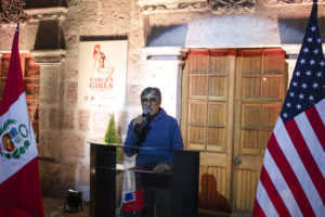 Omar Zevallos en la inauguración de las Varga's Girls